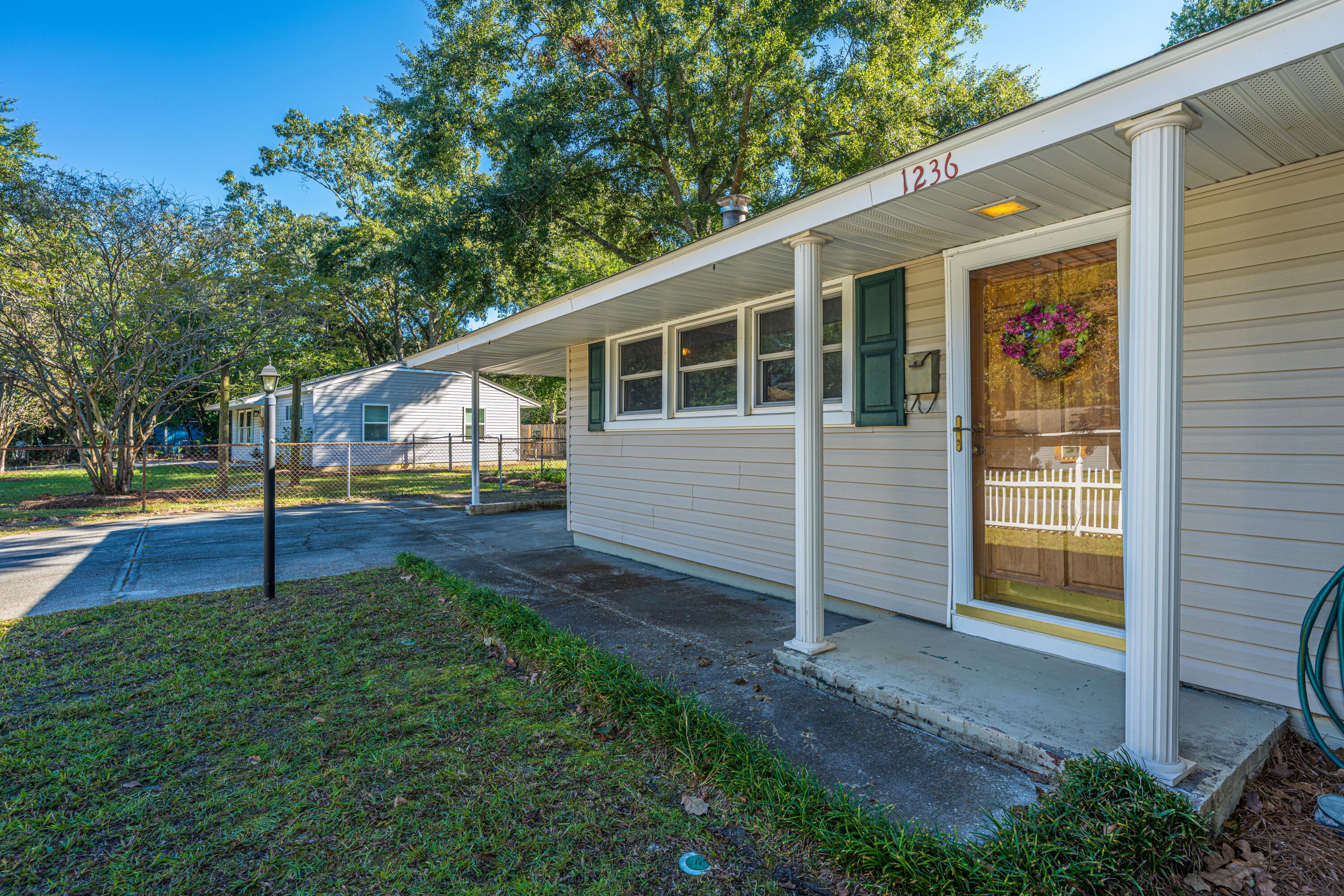 1236 Hawthorne Circle