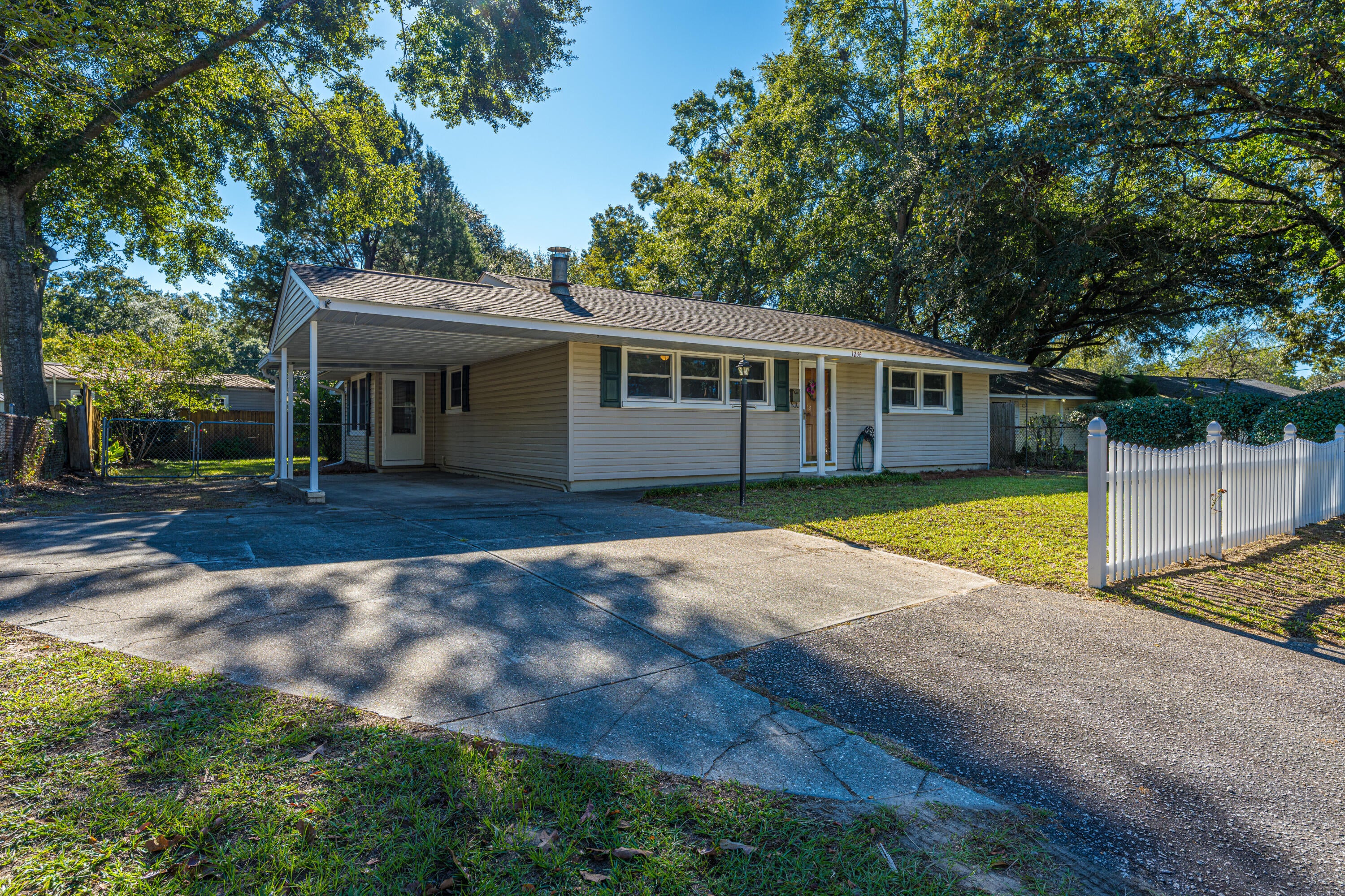 1236 Hawthorne Circle