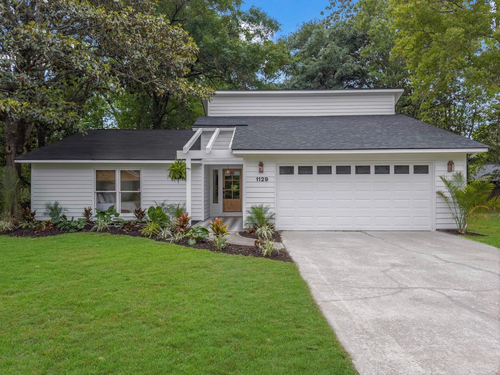 Photo of 1129 Yorktown Court, Mount Pleasant, SC 29464 (MLS # 26012547)
