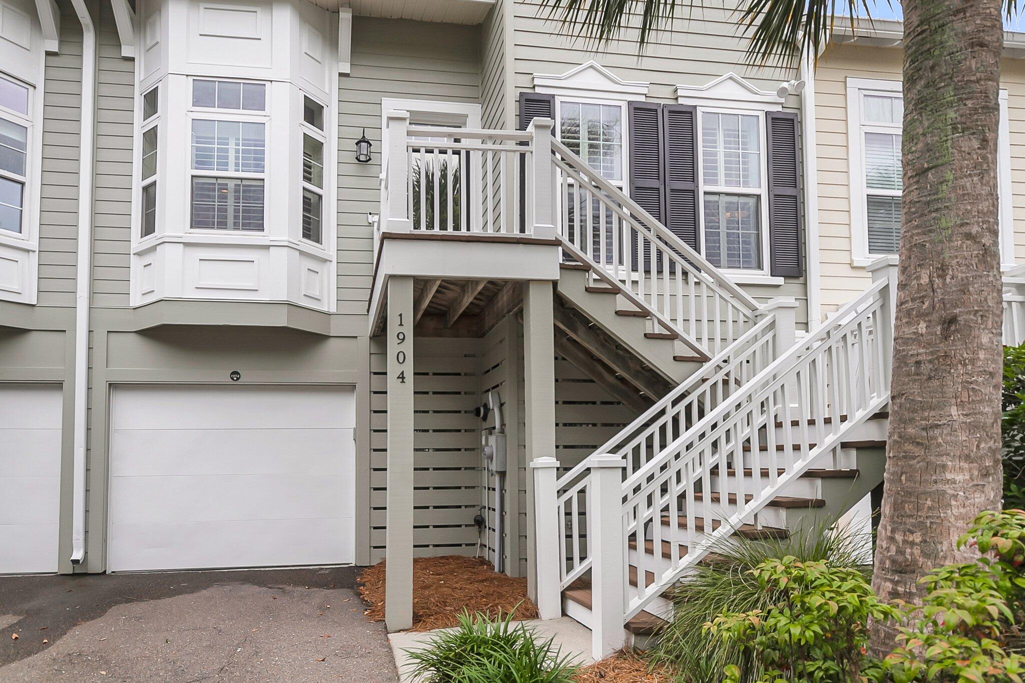 1904 English Ivy Court