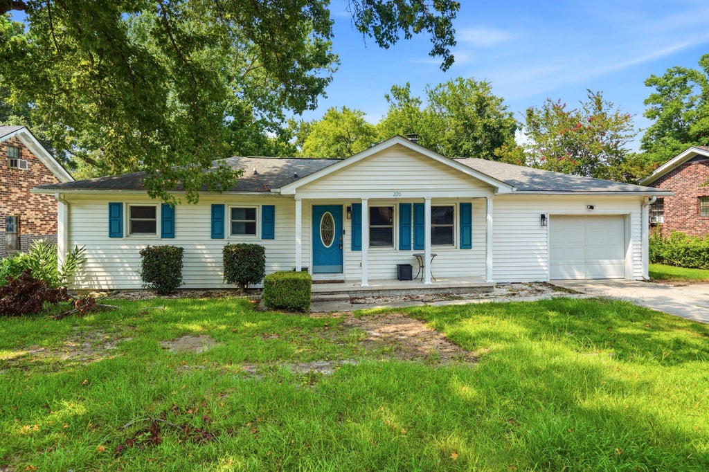 Photo of 220 Crestwood Drive, Summerville, SC 29483 (MLS # 26022153)