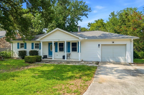Photo of 220 Crestwood Drive, Summerville, SC 29483 (MLS # 26022153)