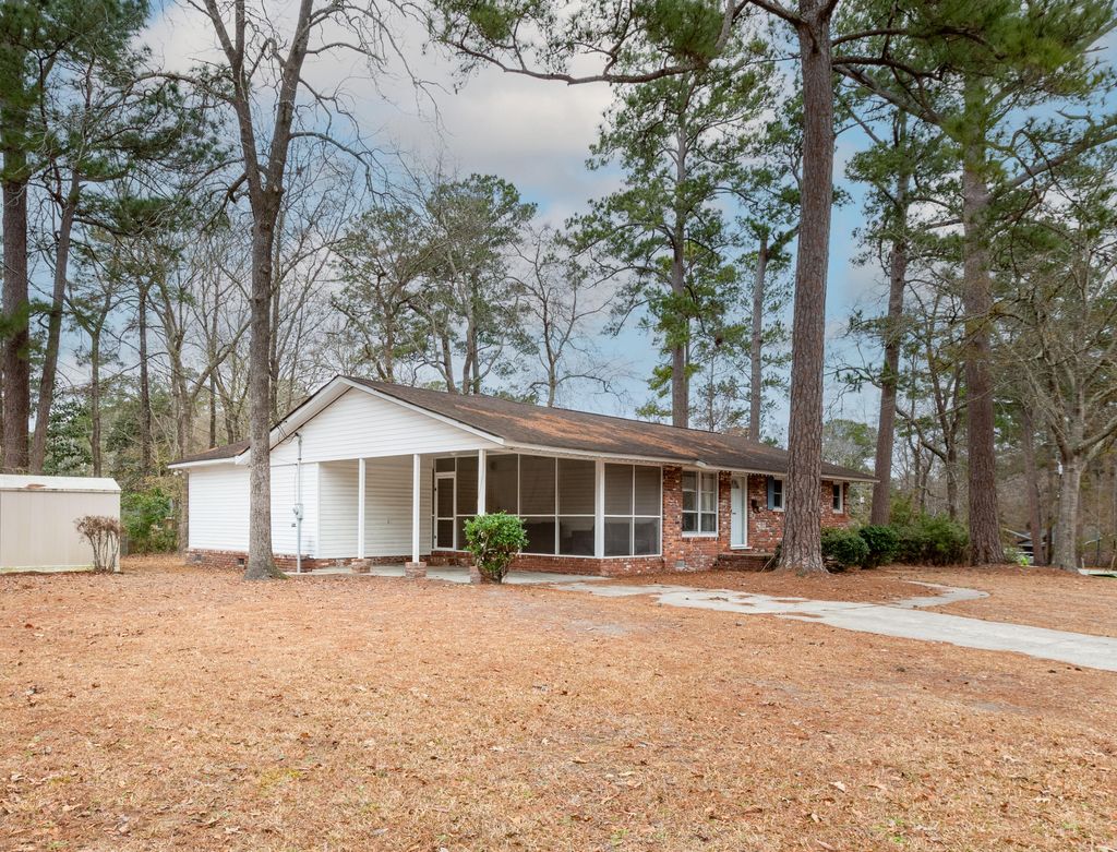 Photo of 112 Dogwood Circle, Summerville, SC 29485 (MLS # 26014459)