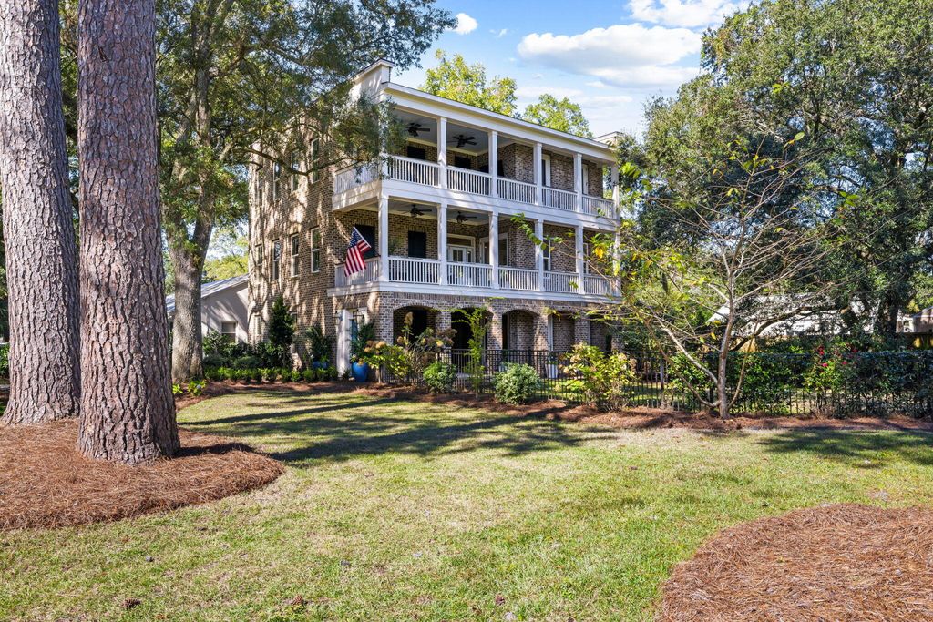 Photo of 2112 Parkway Drive, Charleston, SC 29412 (MLS # 25028754)