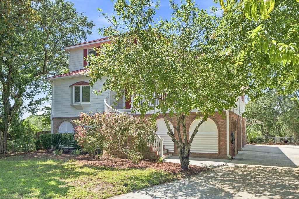 Photo of 221 Marsh Oaks Drive, Charleston, SC 29407 (MLS # 26025442)