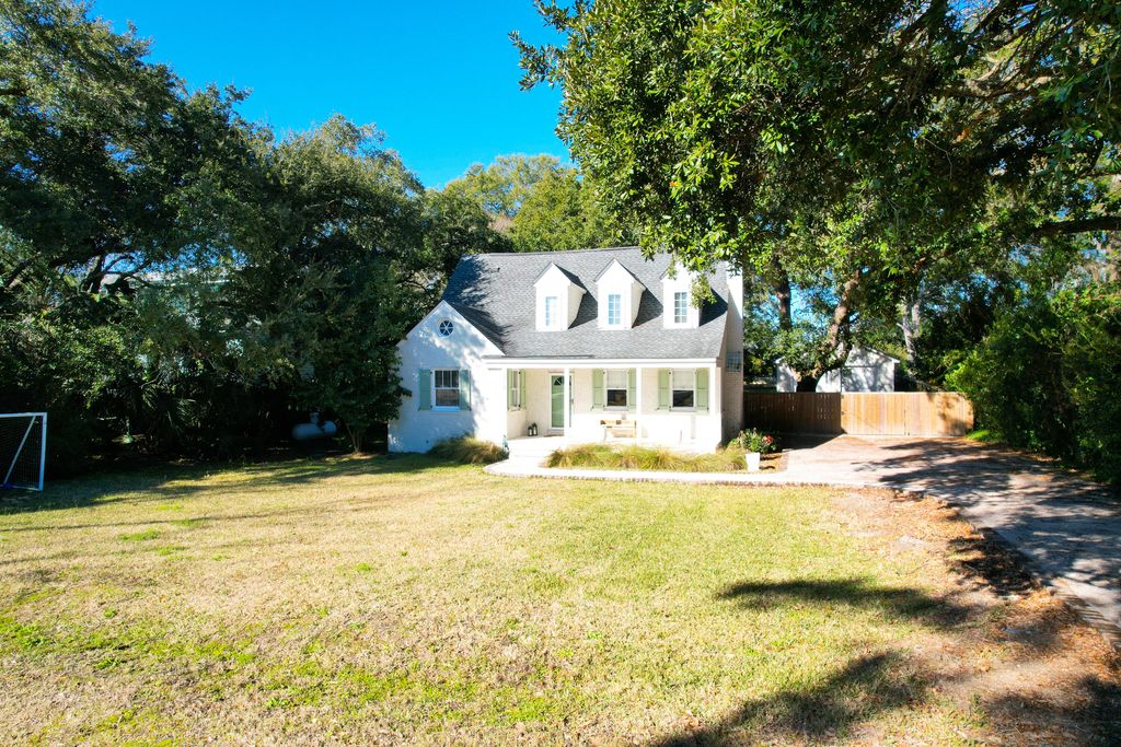Photo of 312 Bayview Drive, Mount Pleasant, SC 29464 (MLS # 26002764)