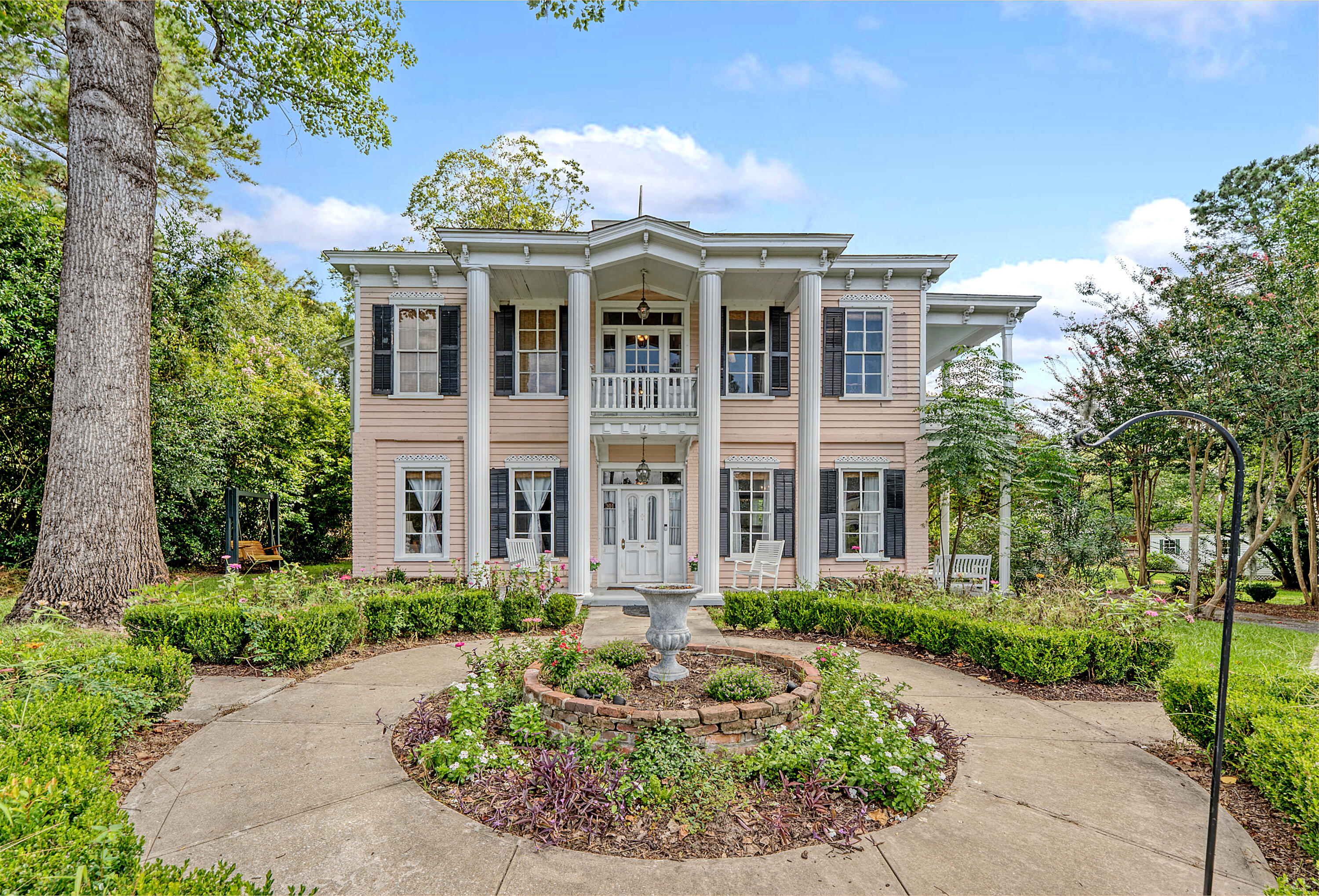 301 E Richardson Avenue
