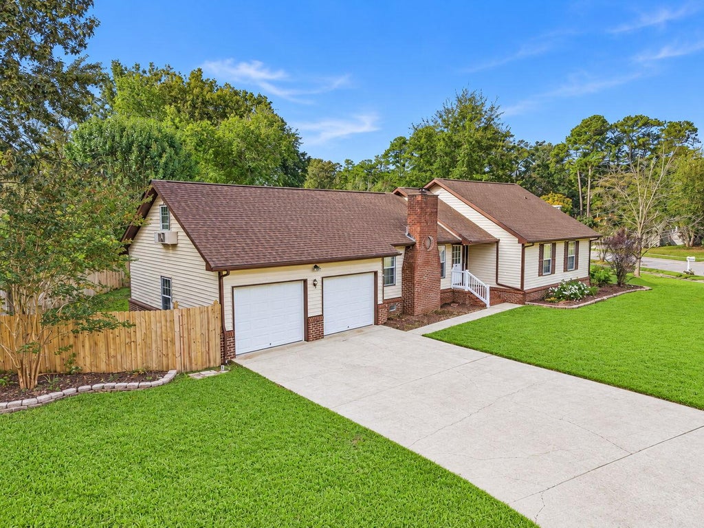 Photo of 100 Carrington Lane, Summerville, SC 29485 (MLS # 26027724)