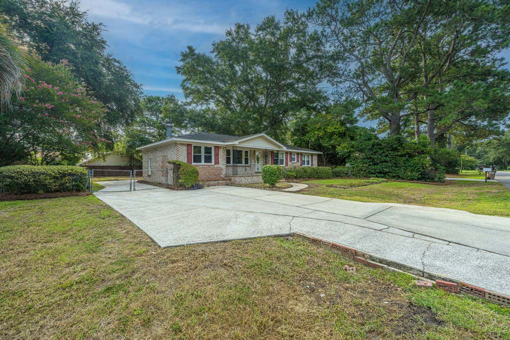 Photo of 1056 Woodside Drive, Charleston, SC 29412 (MLS # 26023997)