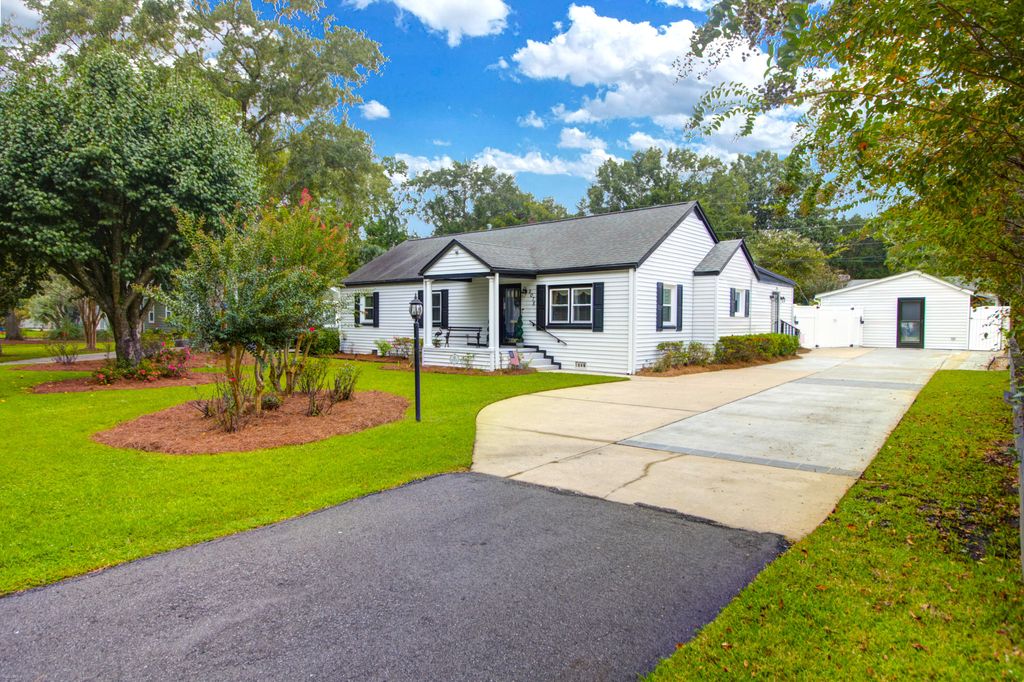 Photo of 2078 Saint James Drive, Charleston, SC 29412 (MLS # 25024859)