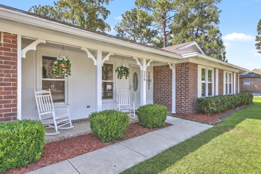 Photo of 208 Longleaf Road, Summerville, SC 29486 (MLS # 26028953)