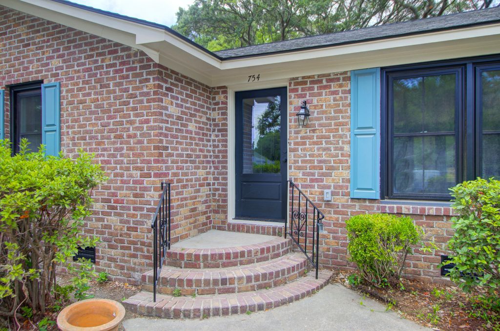 Photo of 754 Beauregard Street, Charleston, SC 29412 (MLS # 26015618)
