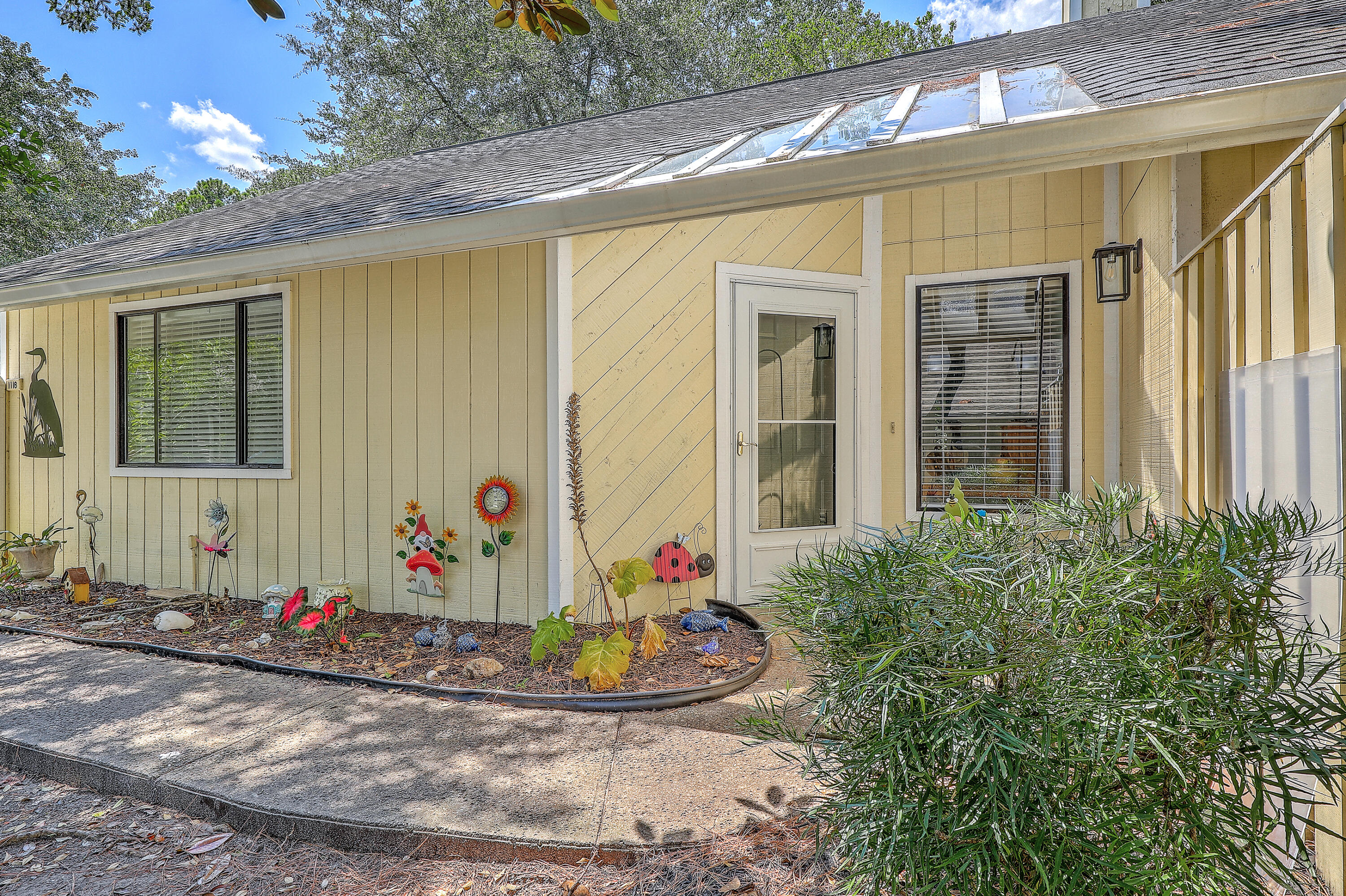 1116 Daffodil Lane