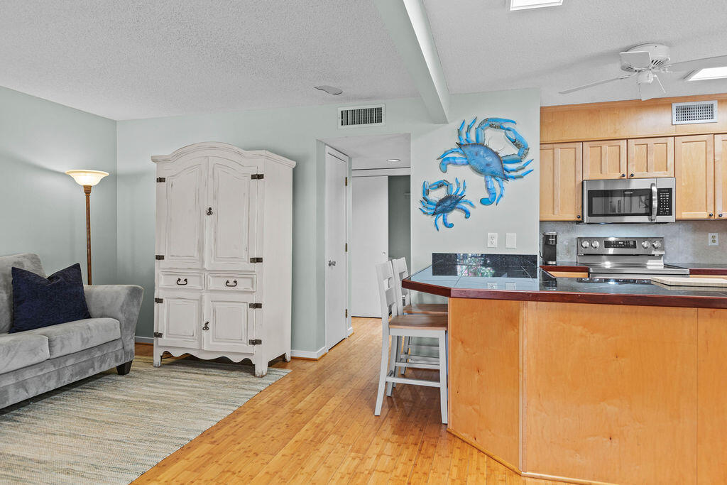 1615 Live Oak Park