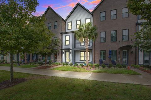 Photo of 1560 Hancock Street #B-4, Mount Pleasant, SC 29464 (MLS # 25027587)