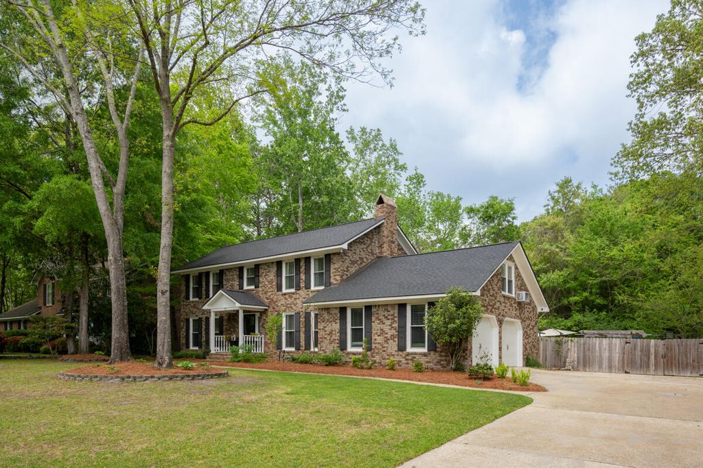 Photo of 110 Buckingham Avenue, Summerville, SC 29485 (MLS # 26010007)