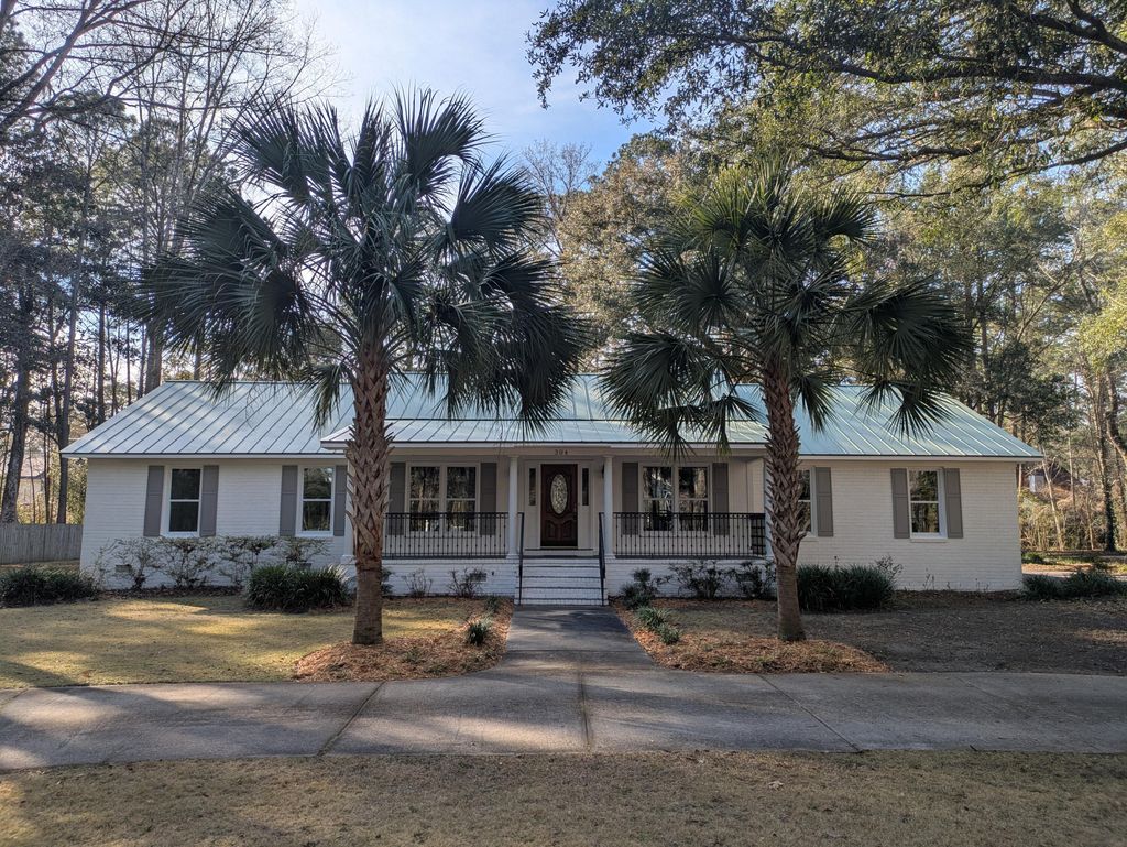 Photo of 304 Woodland Drive, Summerville, SC 29485 (MLS # 26007126)