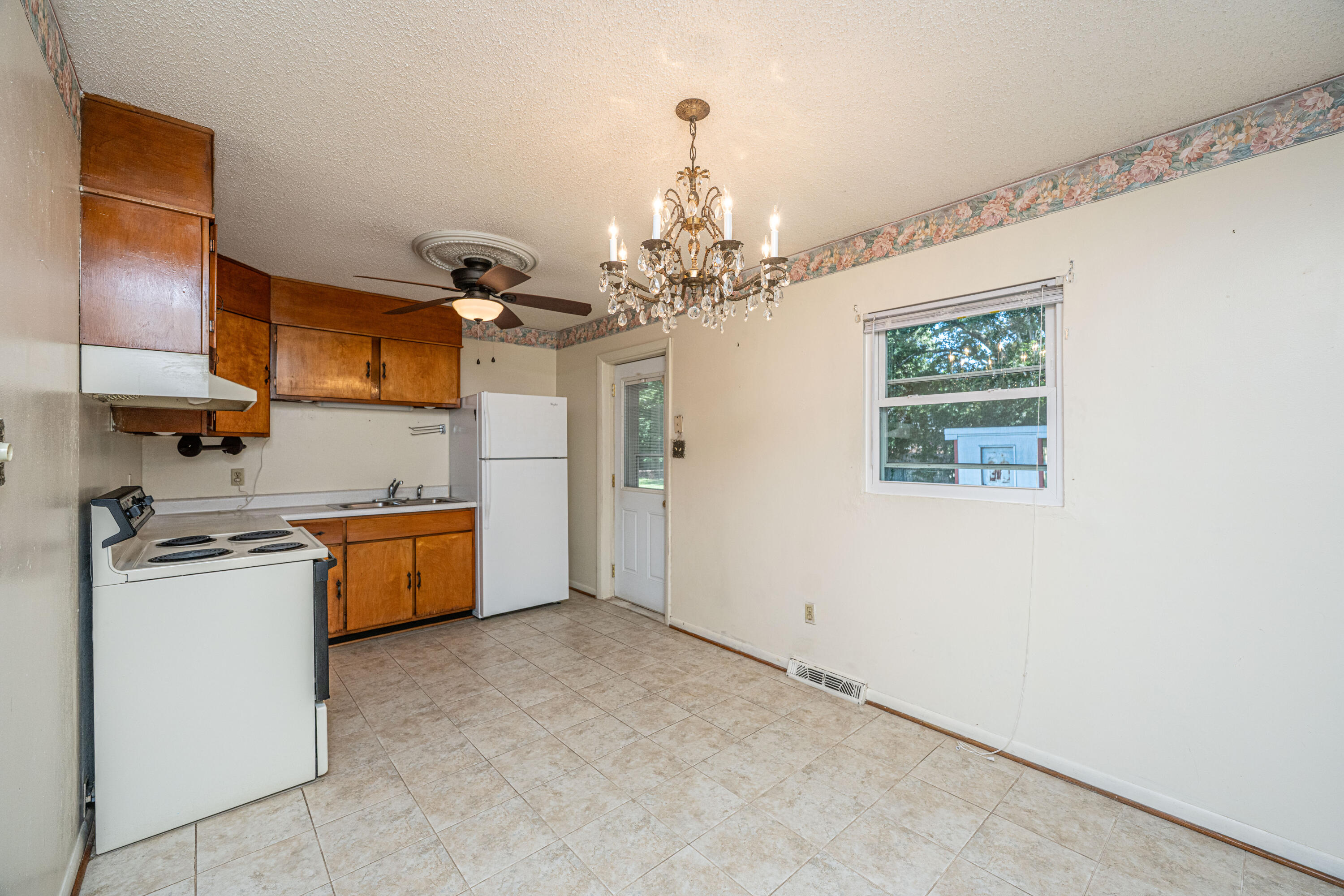 1495 Woodview Lane