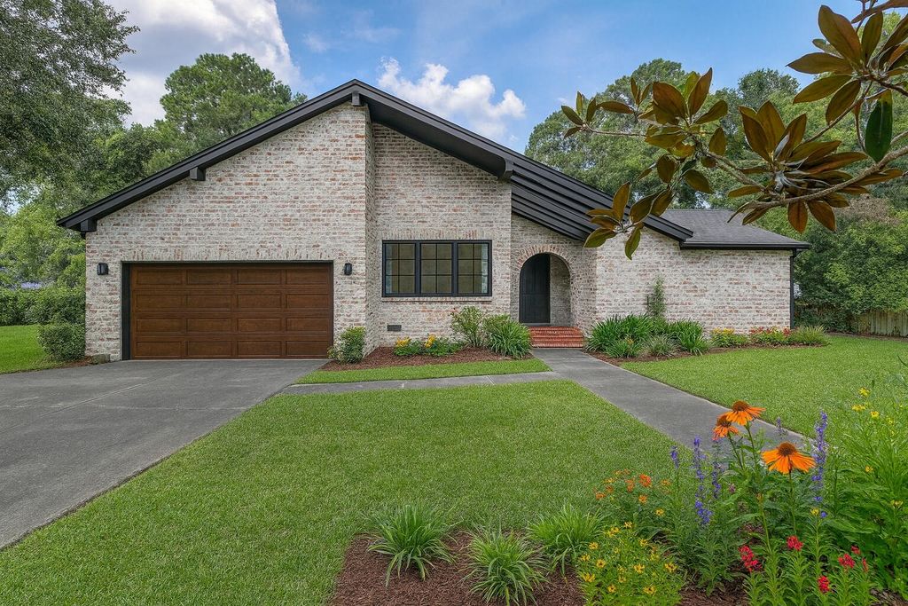 Photo of 481 Lillie And Rebecca Lane, Mount Pleasant, SC 29464 (MLS # 25022816)