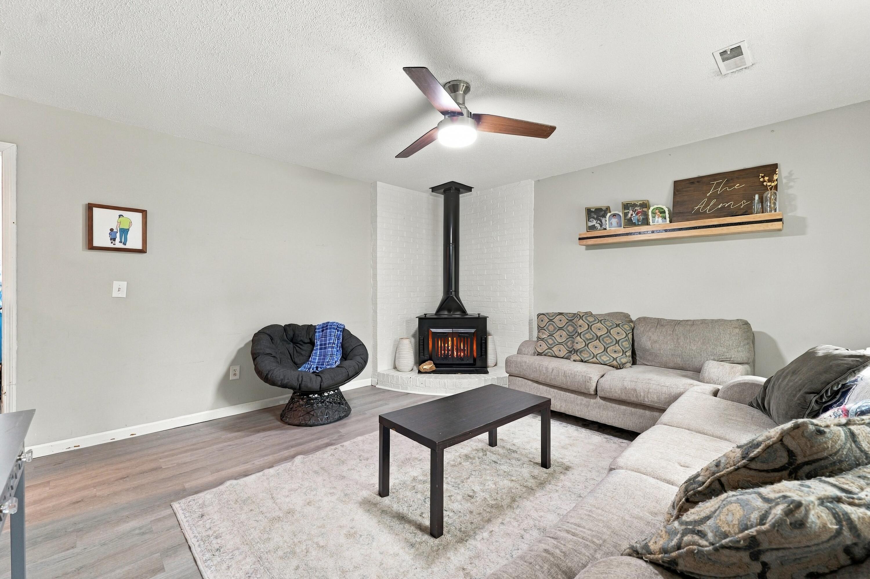 109 E Walnut Circle