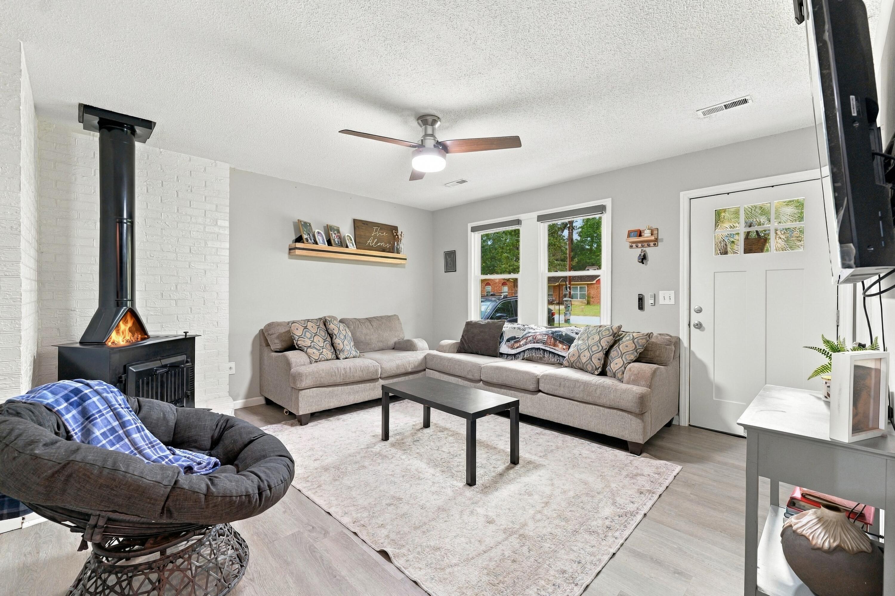 109 E Walnut Circle