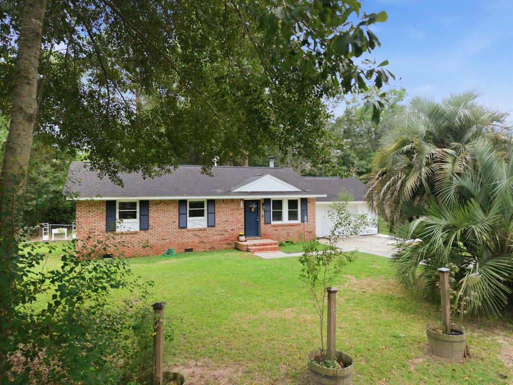 Photo of 109 E Walnut Circle, Summerville, SC 29485 (MLS # 26028060)