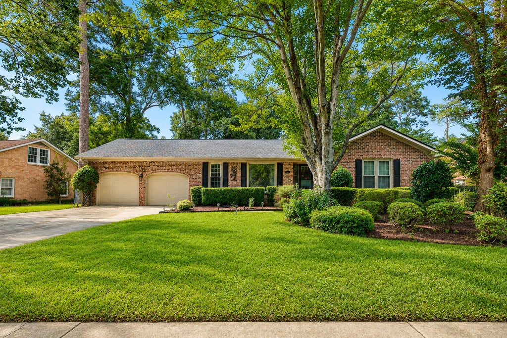 Photo of 216 Chessington Circle, Summerville, SC 29485 (MLS # 26024762)