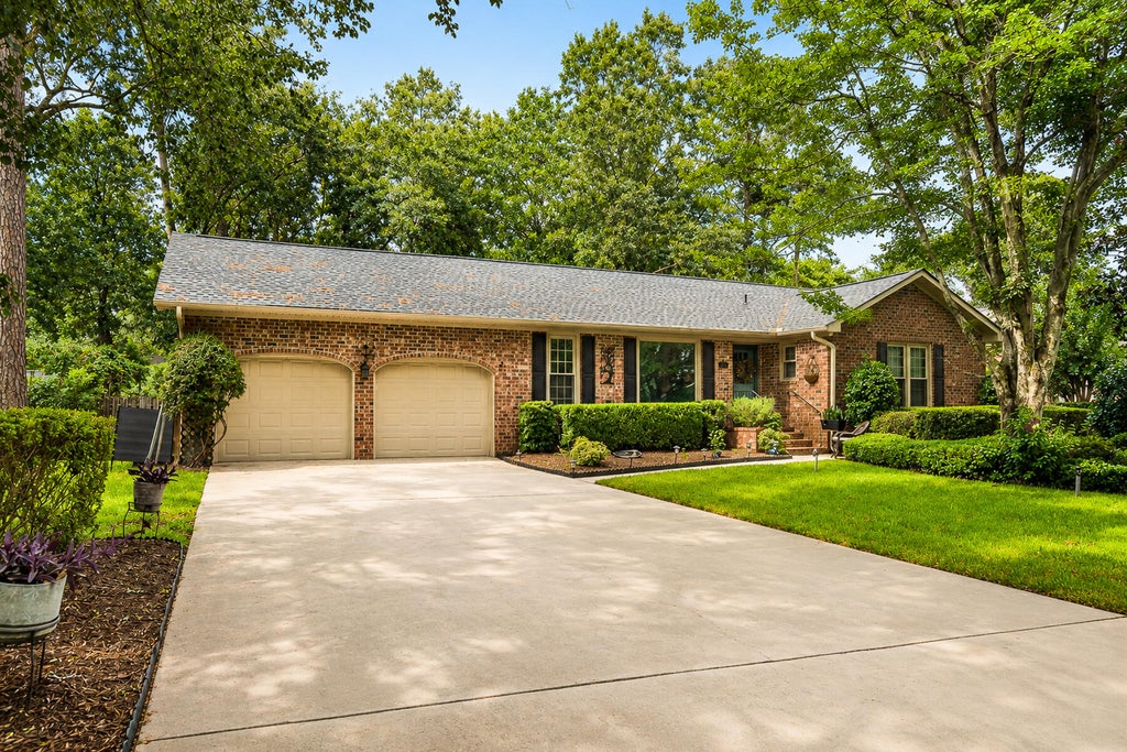 Photo of 216 Chessington Circle, Summerville, SC 29485 (MLS # 26024762)