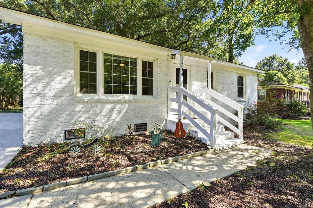 Photo of 314 Adeline Drive, Charleston, SC 29412 (MLS # 26027231)