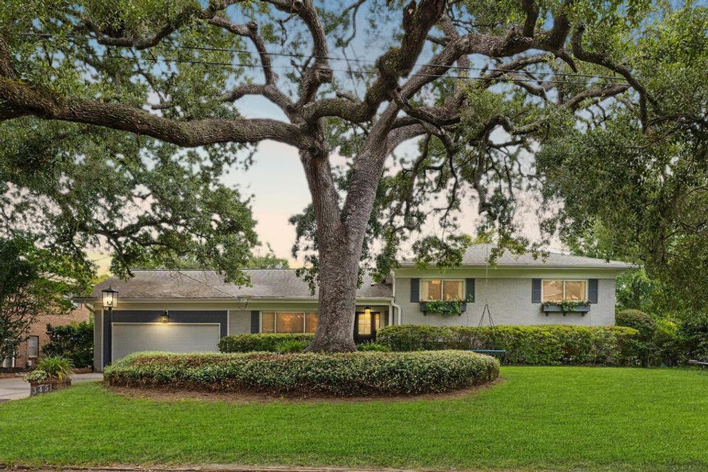 Photo of 345 Confederate Circle, Charleston, SC 29407 (MLS # 26002620)