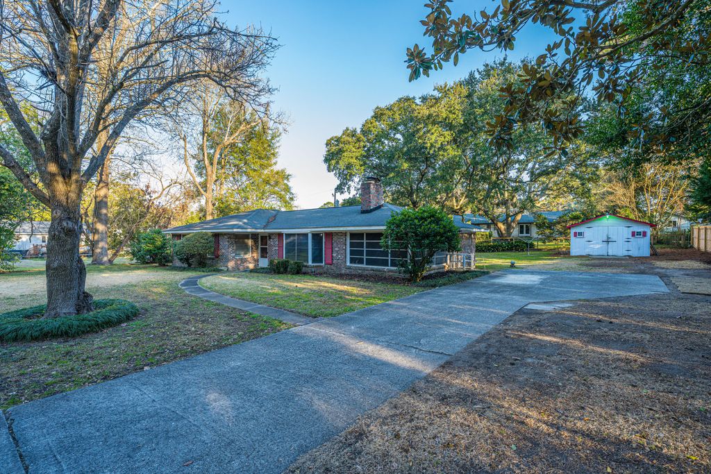 Photo of 716 Waites Drive, Charleston, SC 29412 (MLS # 26004640)