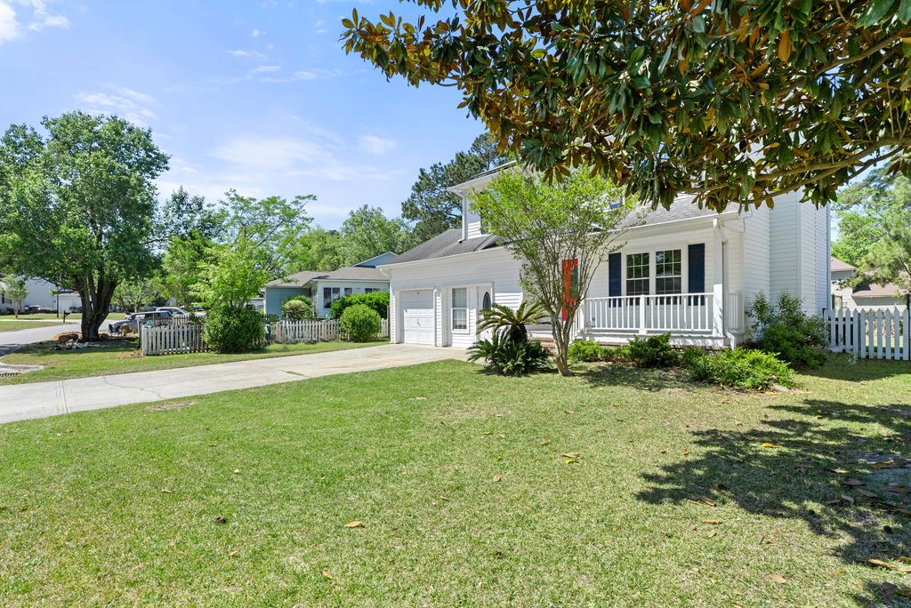 Photo of 606 Dolphin Drive, Summerville, SC 29485 (MLS # 26010976)