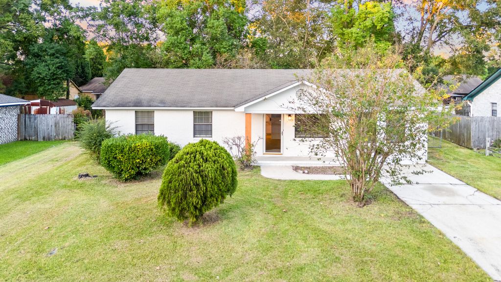 Photo of 207 Village Green Circle, Summerville, SC 29486 (MLS # 25028333)