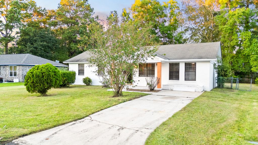 Photo of 207 Village Green Circle, Summerville, SC 29486 (MLS # 25028333)