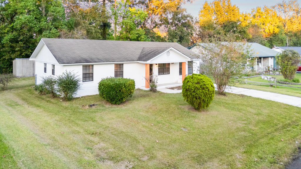 Photo of 207 Village Green Circle, Summerville, SC 29486 (MLS # 25028333)