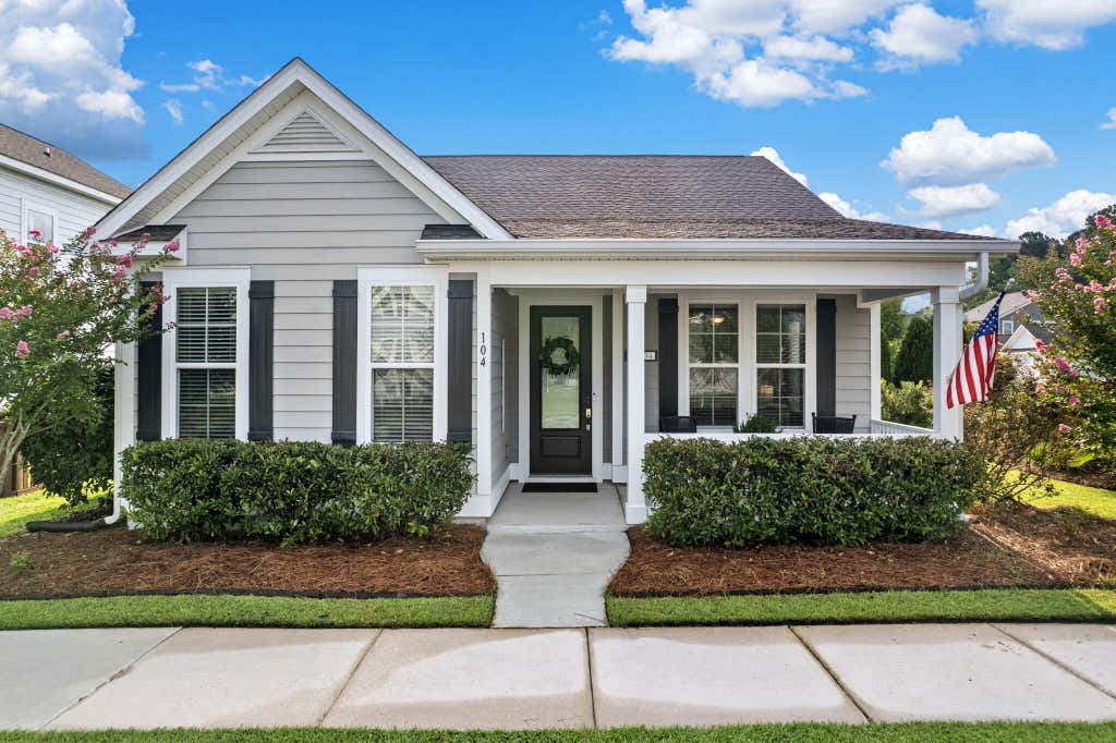 Photo of 104 Starling Street, Summerville, SC 29483 (MLS # 26022018)