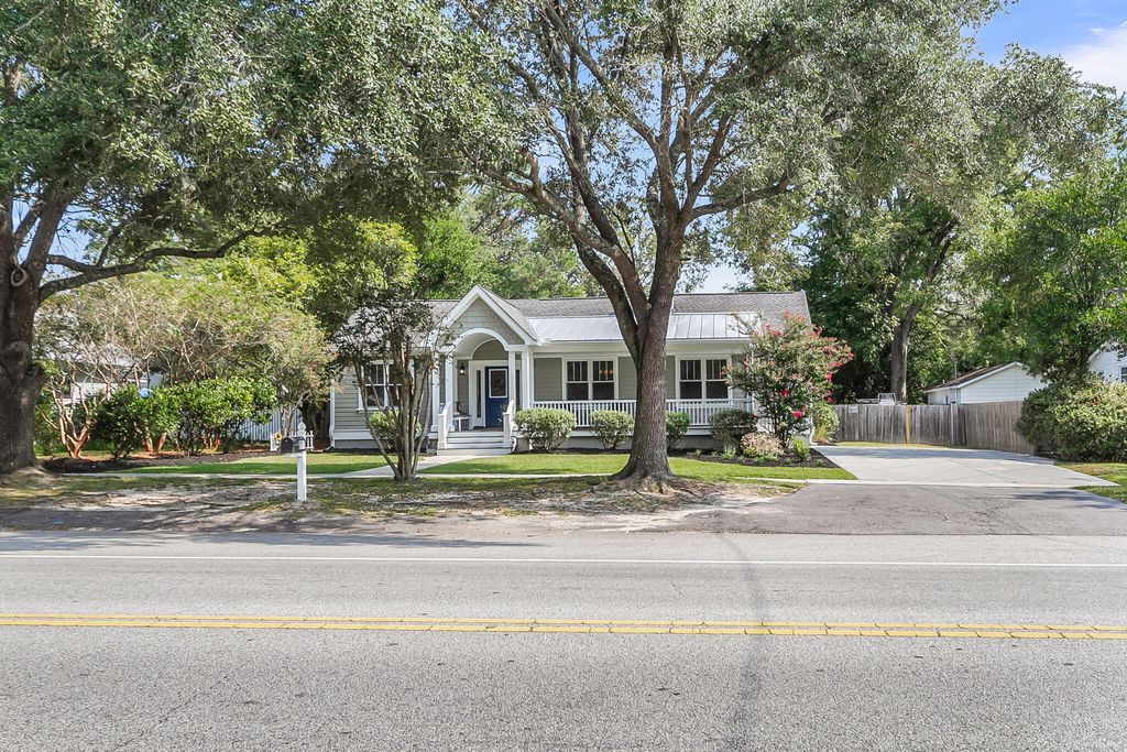 Photo of 211 E Richardson Avenue, Summerville, SC 29483 (MLS # 26003579)