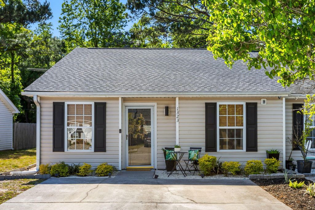 Photo of 1323 Pinnacle Lane, Charleston, SC 29412 (MLS # 26010784)