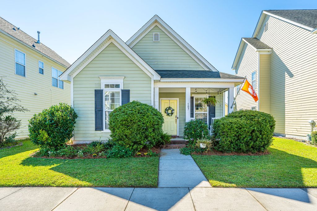 Photo of 107 Foxglove Avenue, Summerville, SC 29483 (MLS # 25028189)