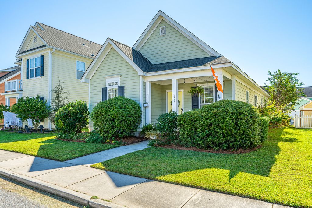 Photo of 107 Foxglove Avenue, Summerville, SC 29483 (MLS # 25028189)
