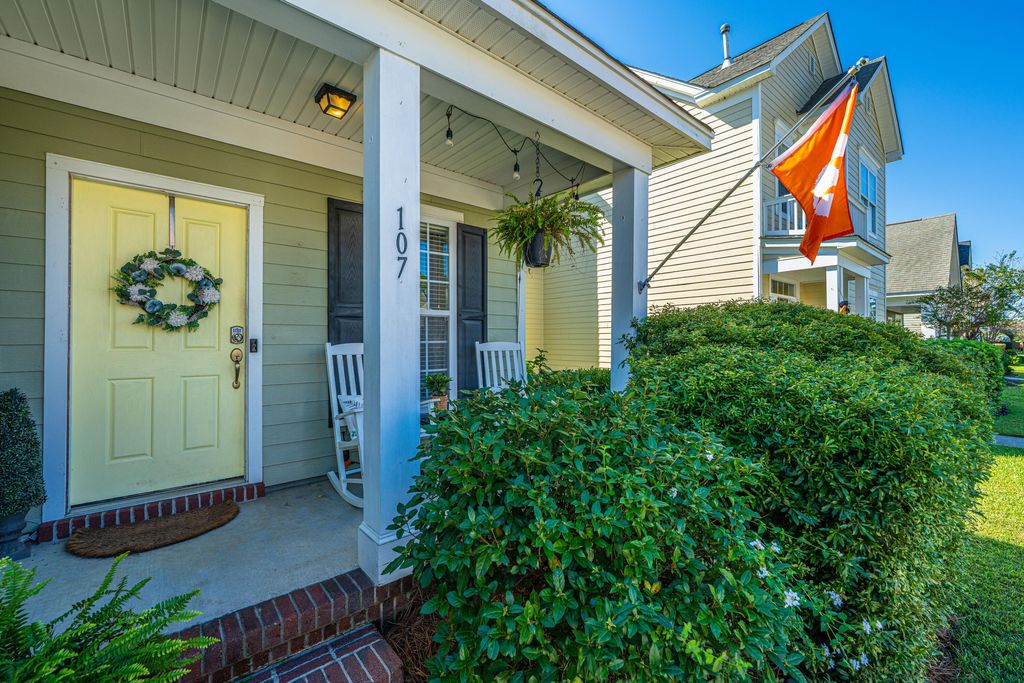 Photo of 107 Foxglove Avenue, Summerville, SC 29483 (MLS # 25028189)