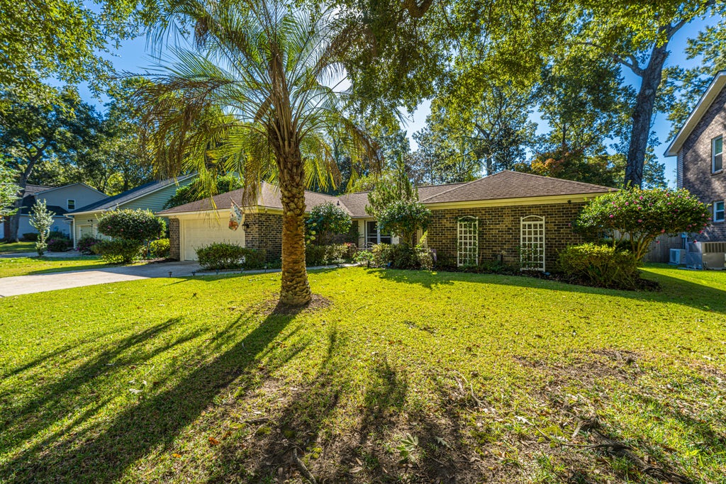 Photo of 112 Plantation Drive, Summerville, SC 29485 (MLS # 26028918)