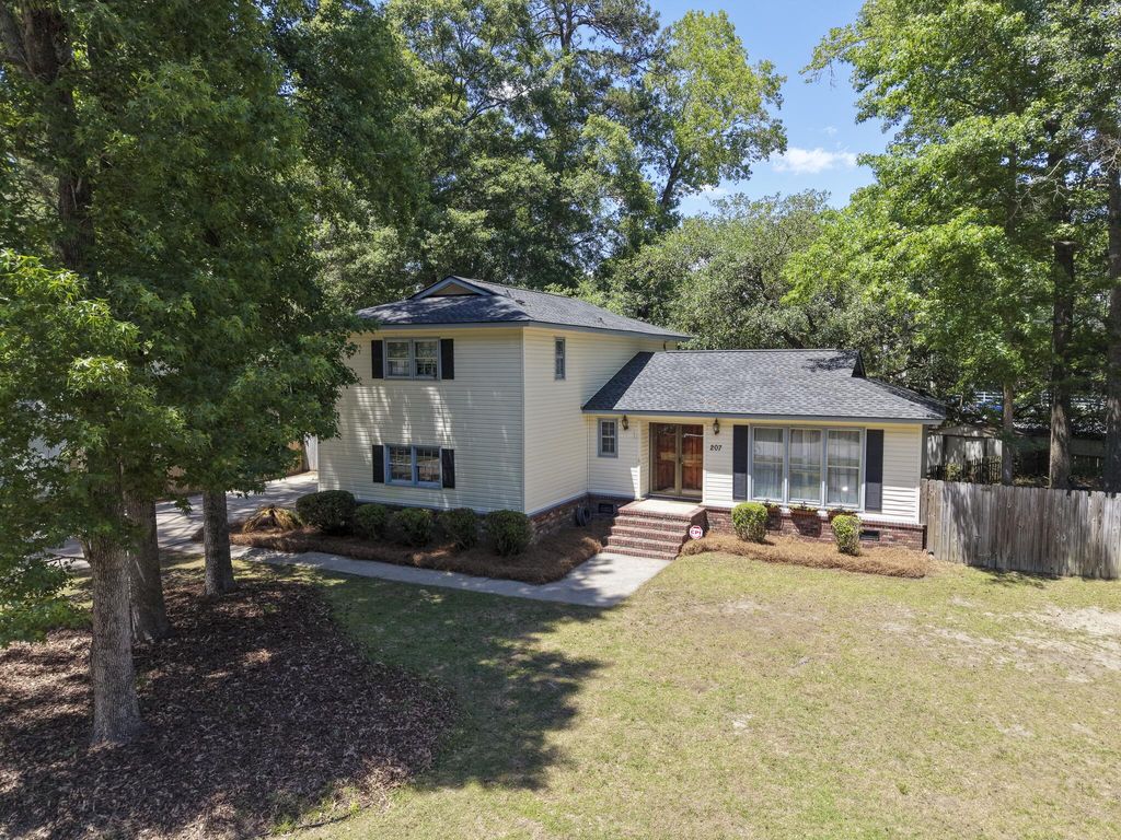 Photo of 207 Foxcroft Lane, Summerville, SC 29485 (MLS # 26014050)