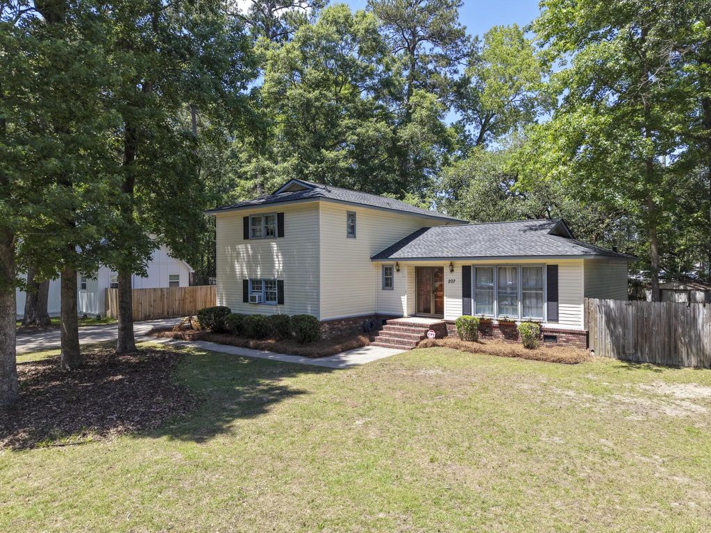 Photo of 207 Foxcroft Lane, Summerville, SC 29485 (MLS # 26014050)