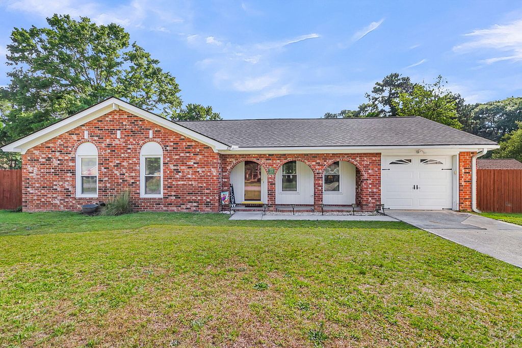 Photo of 209 Longleaf Road, Summerville, SC 29486 (MLS # 26014671)