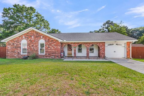 Photo of 209 Longleaf Road, Summerville, SC 29486 (MLS # 26014671)