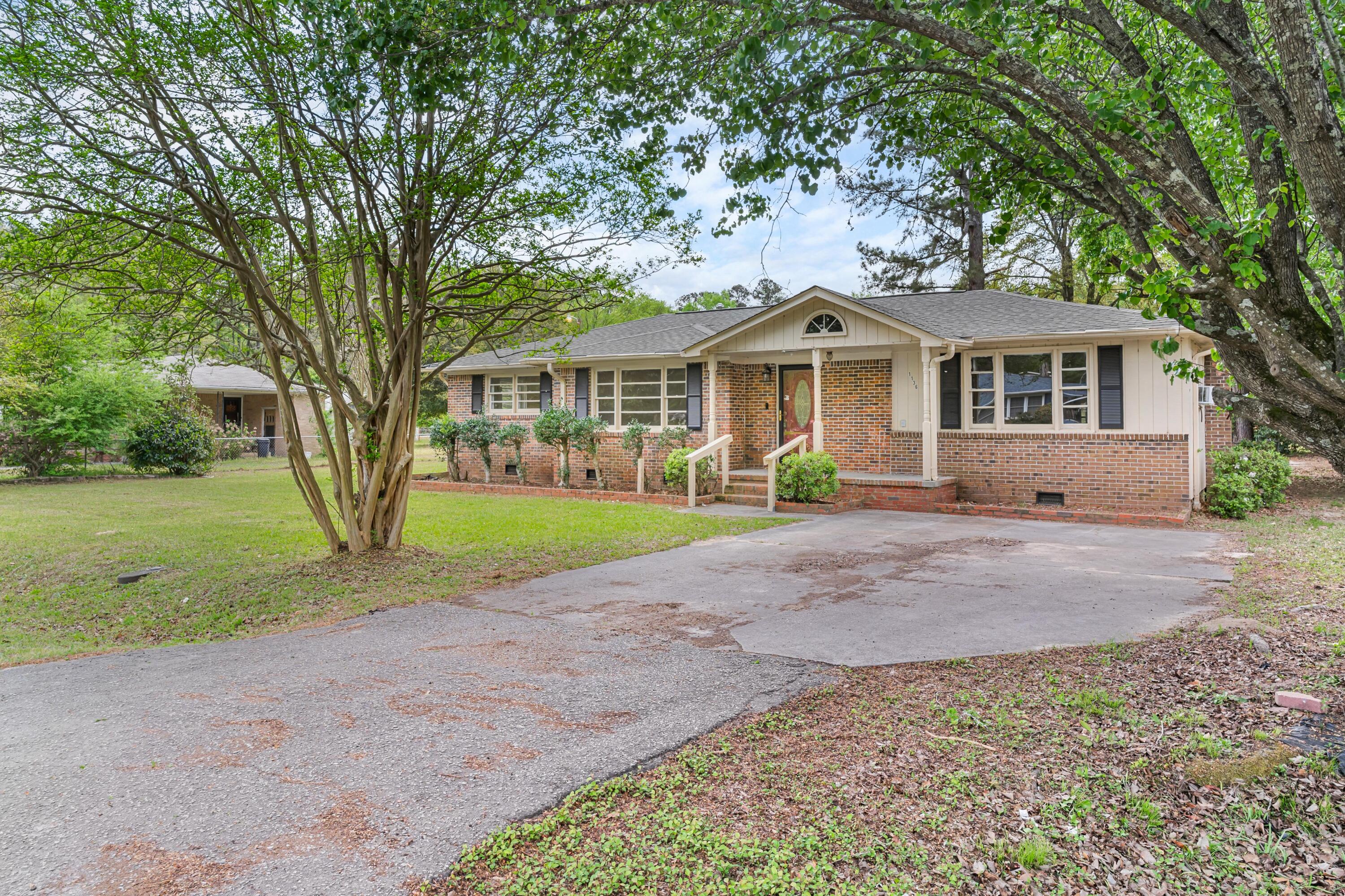 1136 Lakeshore Drive