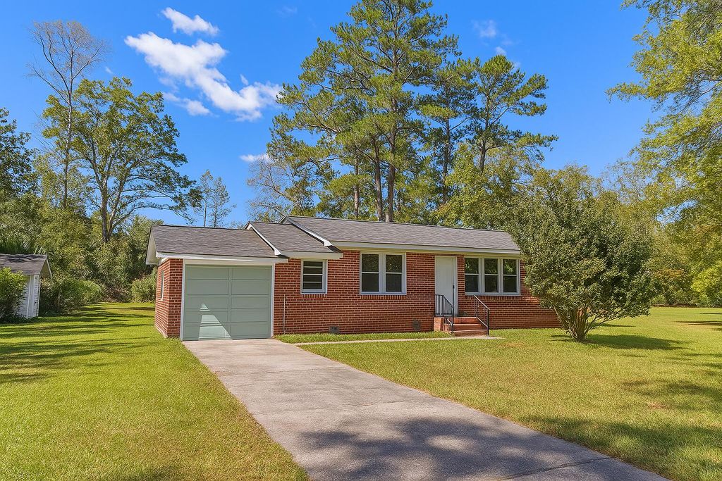 Photo of 605 Poplar Street, Walterboro, SC 29488 (MLS # 26002961)