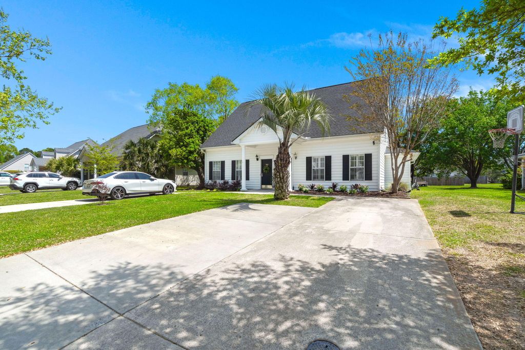 Photo of 3225 Queensgate Way, Mount Pleasant, SC 29466 (MLS # 26013741)