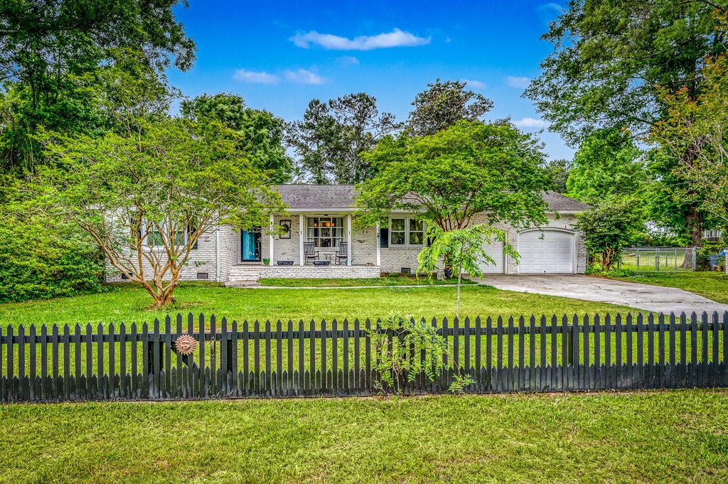 Photo of 508 W Butternut Road, Summerville, SC 29483 (MLS # 26014804)